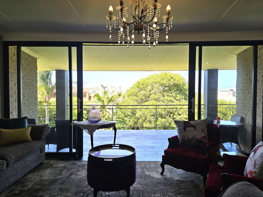 9 Bedroom Property for Sale in Wavecrest Eastern Cape
